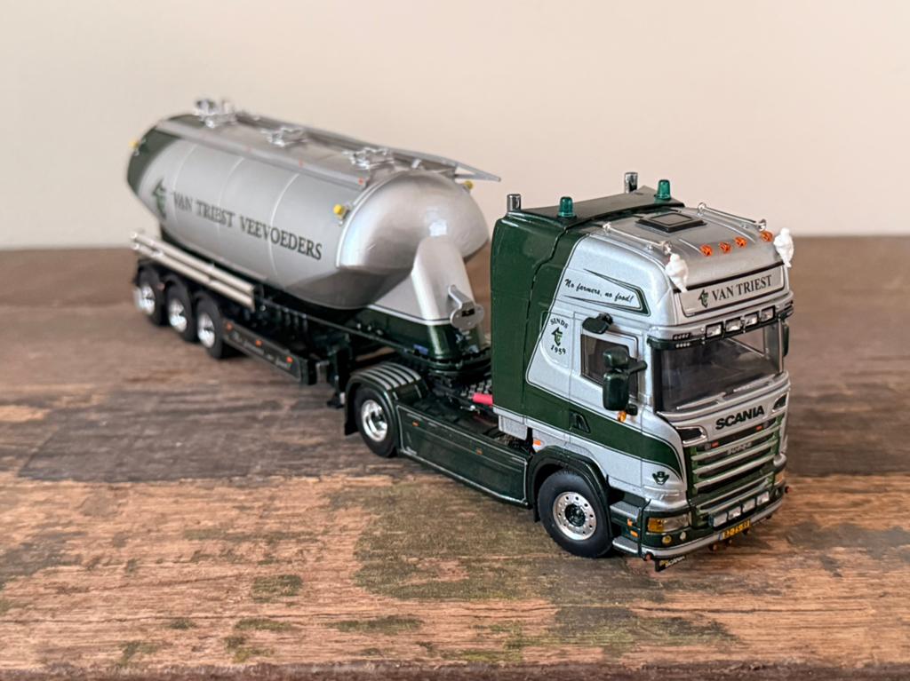 WSI - Scania R Topline Van Triest Veevoeders, Hobby en Vrije tijd, Ophalen of Verzenden, Nieuw, Bus of Vrachtwagen, Wsi