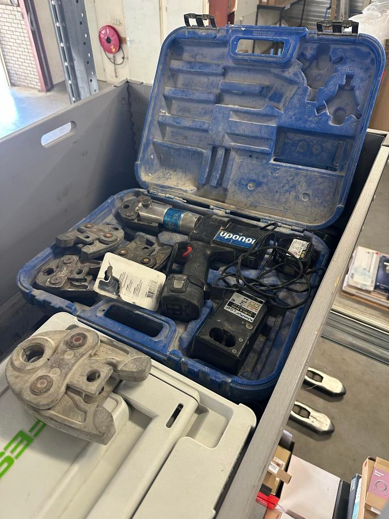 Uponor persmachine / perstang met toebehoren, Ophalen, Zo goed als nieuw