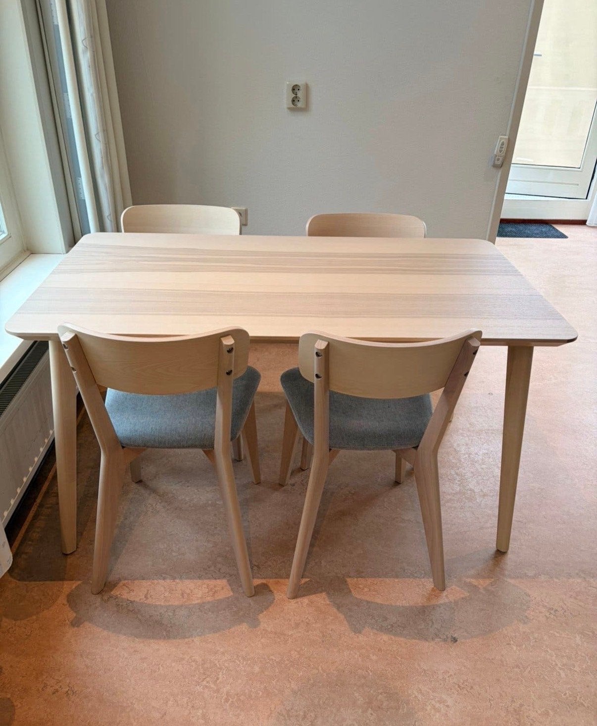Eettafel met 4 stoelen - Licht hout en grijs, Huis en Inrichting, Ophalen, 100 tot 150 cm, Nieuw, 50 tot 100 cm