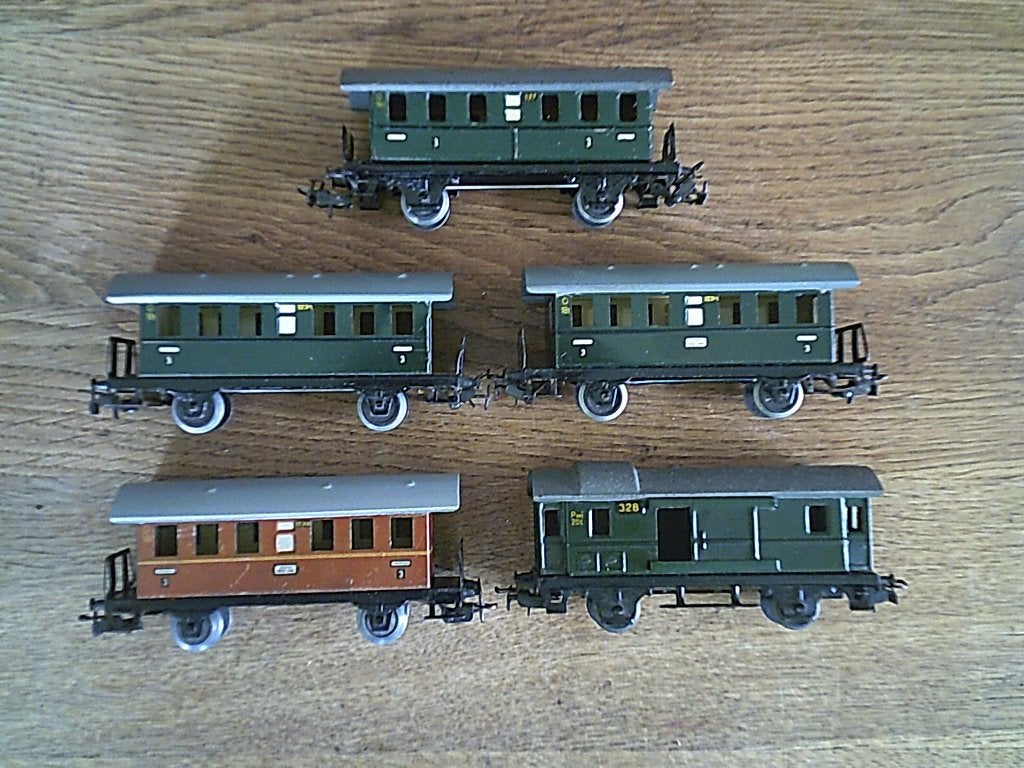 Marklin HO 4x Personenwagon 327 en 1x Bagagewagon 328, Wisselstroom, Gebruikt, Wagon, Ophalen of Verzenden