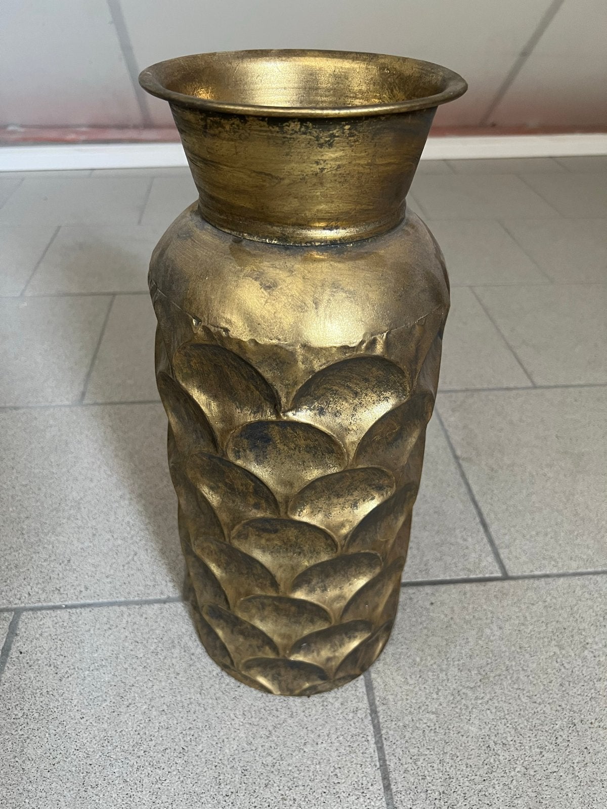 Gouden vaas met uniek schubbenpatroon, Ophalen