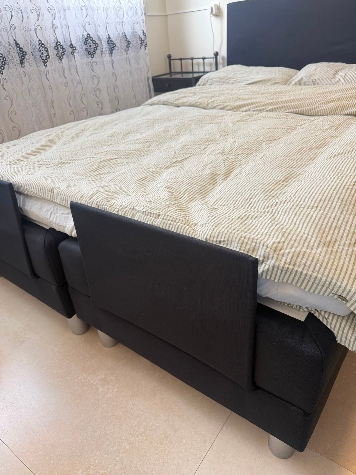 Elektrisch tweepersoonsbed 140x200 met topper + nachtkastje, Ophalen, Verstelbaar, Zwart, Tweepersoons