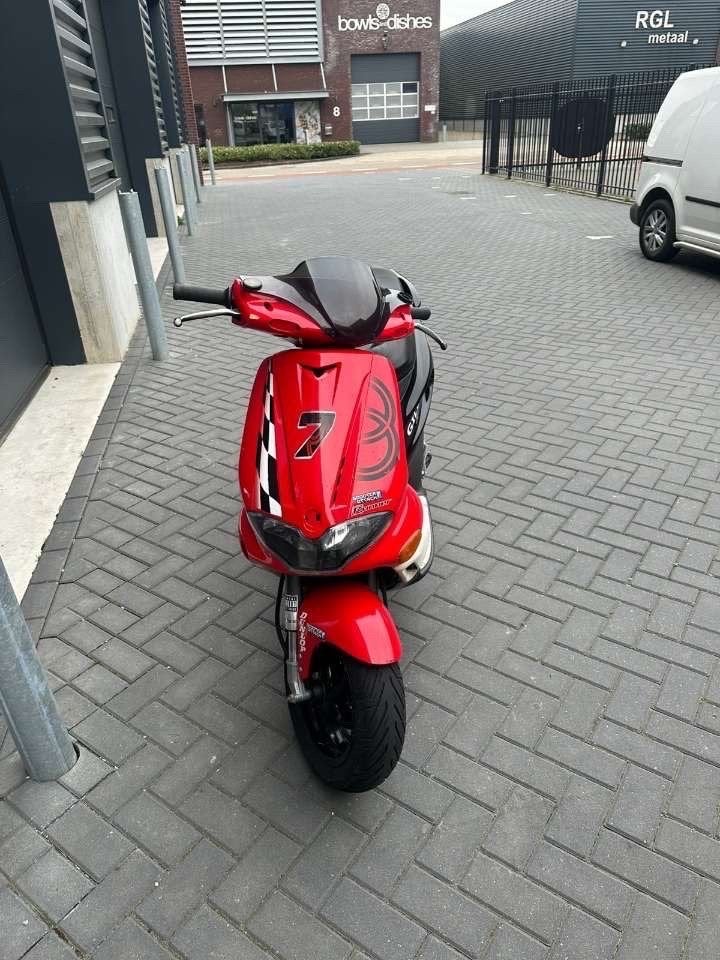 Gilera Runner 50cc Scooter - Rood/Zwart, Ophalen, Maximaal 45 km/u, 0 versnellingen, Zo goed als nieuw