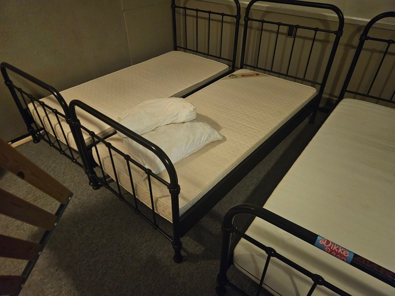 Drie eenpersoonsbedden met metalen frame, Ophalen