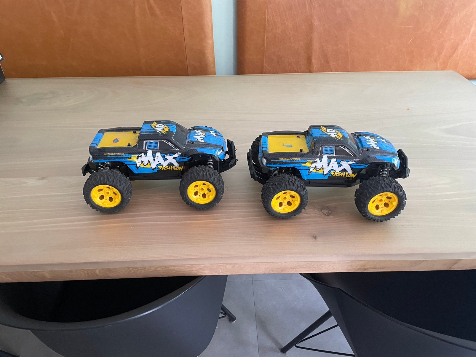 Twee Max fashion, Ophalen of Verzenden, Gebruikt, Overige schalen, Auto offroad
