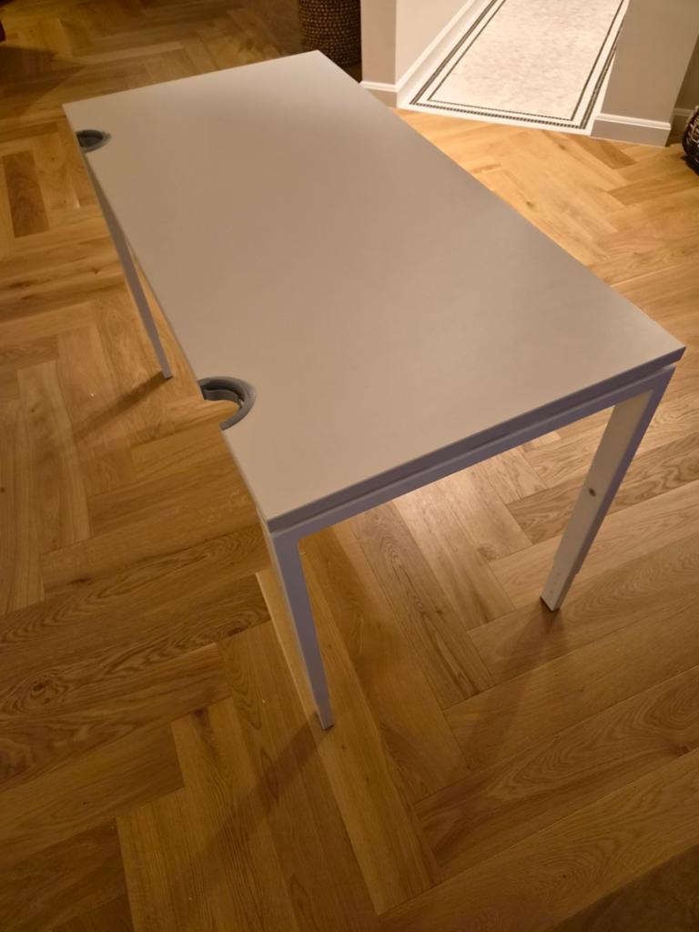 Modern wit bureau met kabelgoten, Huis en Inrichting, Ophalen, Zo goed als nieuw, Overige merken, Computerbureau