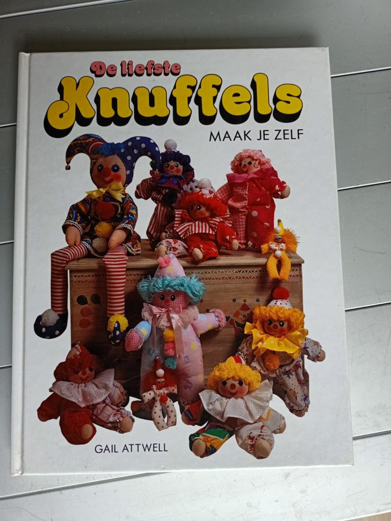 De Liefste Knuffels Maak Je Zelf - Boek met patronen, Gelezen, Ophalen of Verzenden, Gail Attwell, Borduren en Naaien