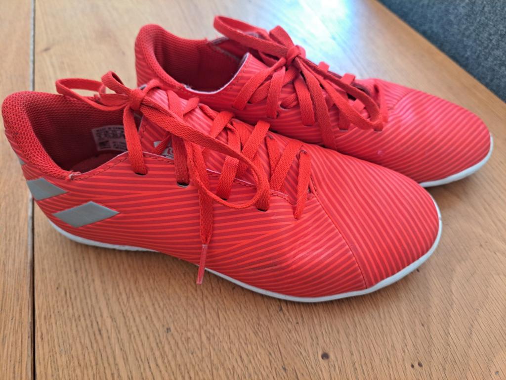 Adidas Nemeziz zaalvoetbalschoenen rood maat 35, Sport en Fitness, Voetbal, Maat XS of kleiner, Schoenen, Ophalen of Verzenden