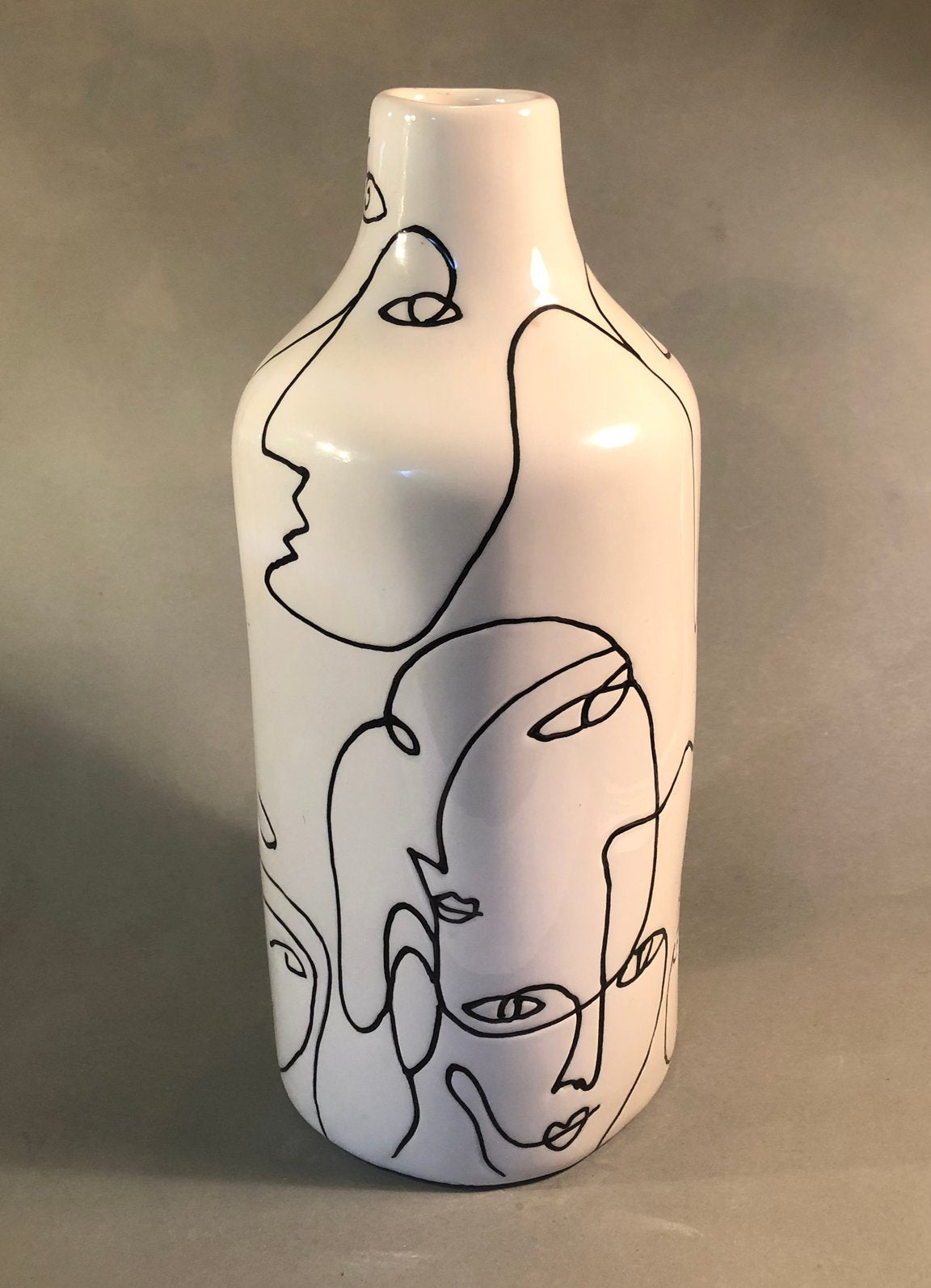 Leuke moderne vaas met abstracte gezichten erop, Ophalen of Verzenden, Zo goed als nieuw, Wit