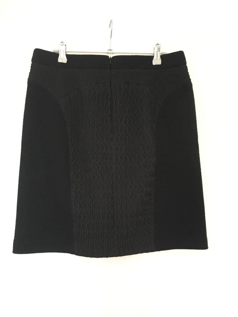 Strenesse zwarte rok maat 40 mini skirt reliëf, Maat 38/40 (M), Strenesse, Brand House Production GmbH, Ophalen of Verzenden