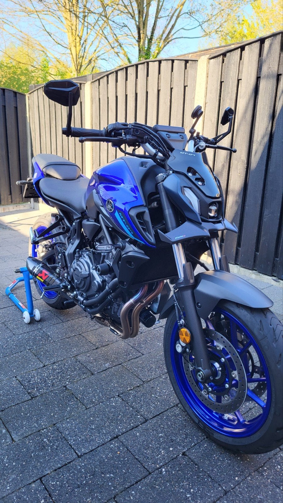 Yamaha MT-07 (2024) A2 - Akrapovic full + custom, Motoren, Motoren | Yamaha, Naked bike