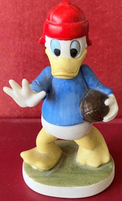 Vintage porseleinen beeldje Donald Duck Rugby ca. 1976, Verzamelen, Verzenden, Donald Duck, Zo goed als nieuw, Beeldje of Figuurtje