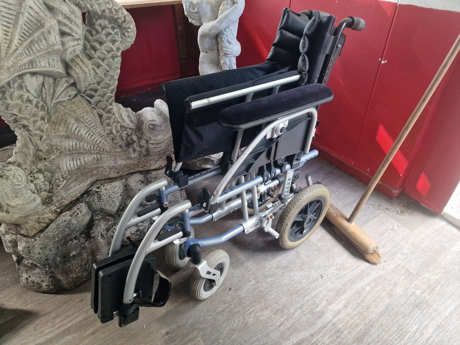Rolstoel: zgan, evt een zwarte rollator, Ophalen of Verzenden, Zo goed als nieuw, Duwrolstoel, Nb