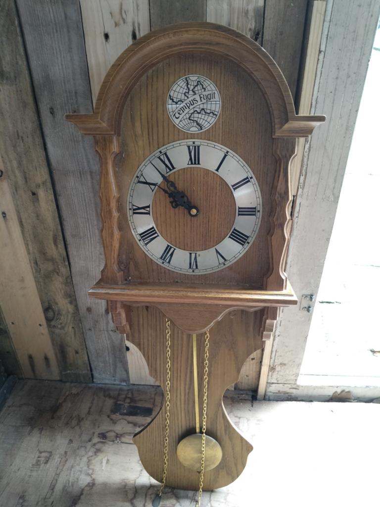 Vintage houten wandklok met slinger - Tempus Fugit, Antiek en Kunst, Antiek | Klokken, Ophalen