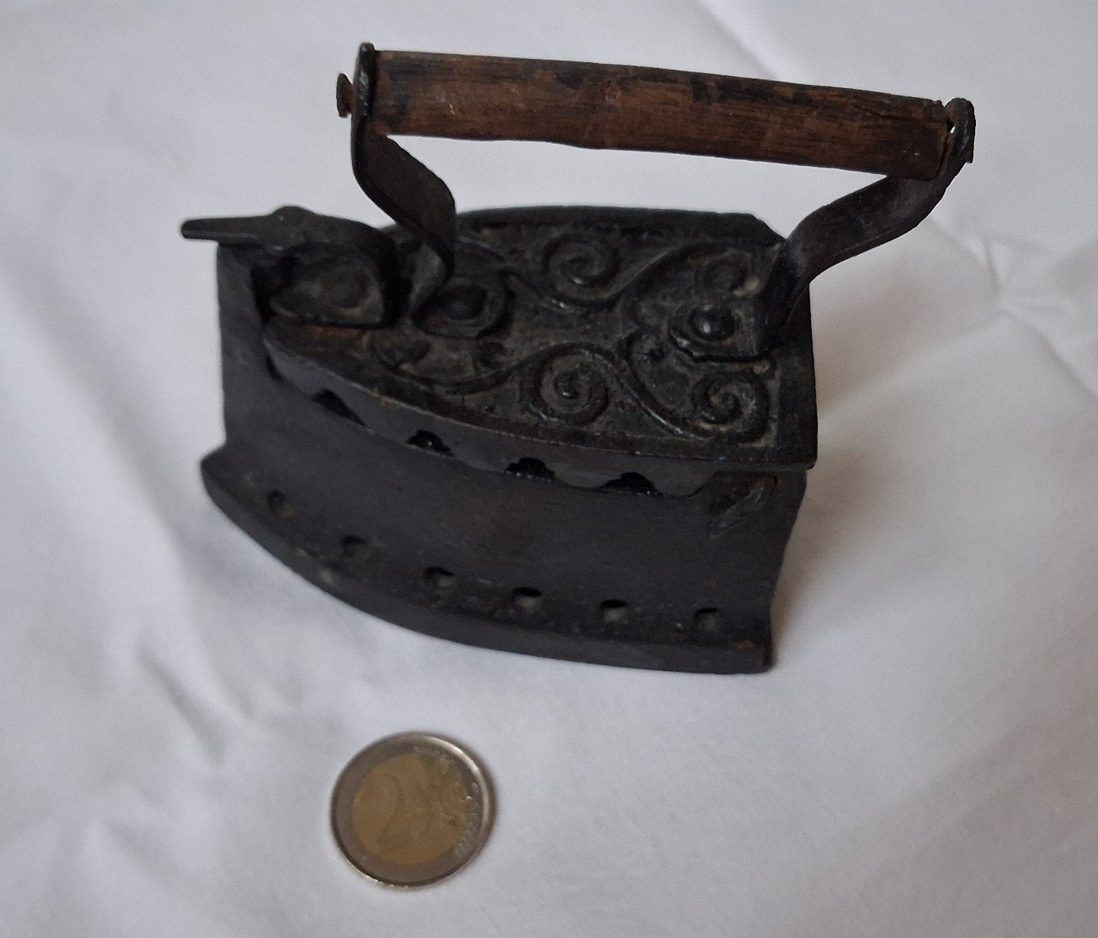 Antiek miniatuur strijkijzer, gietijzer met houten handvat, Antiek en Kunst, Ophalen of Verzenden