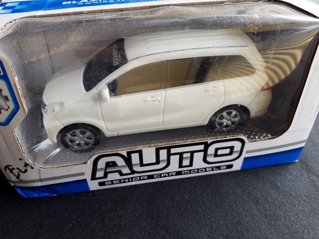 Toyota Avanza MPV wit - 1:36 nieuw in doos, Ophalen of Verzenden, Nieuw, Auto