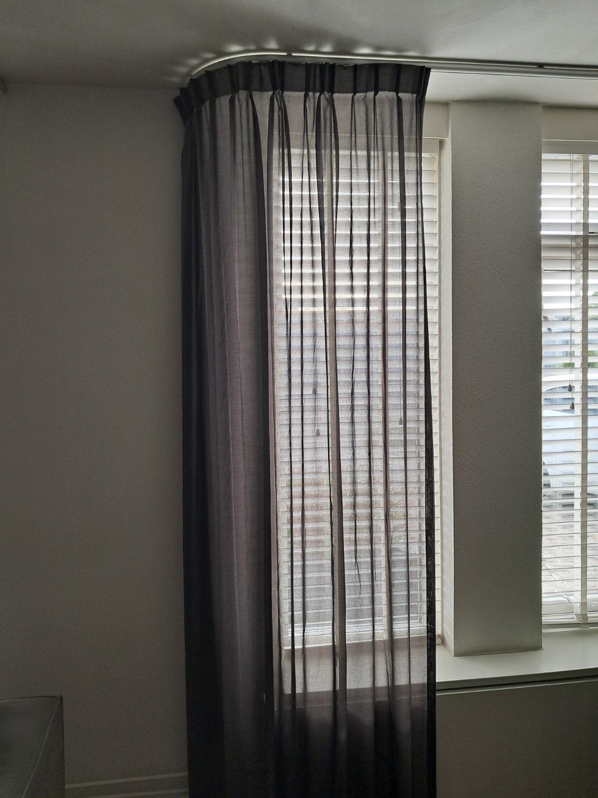 Hema in between Gordijn - Grijs, 244 cm hoog, Huis en Inrichting, Vitrage, Gebruikt, Inclusief montageonderdelen, Ophalen of Verzenden