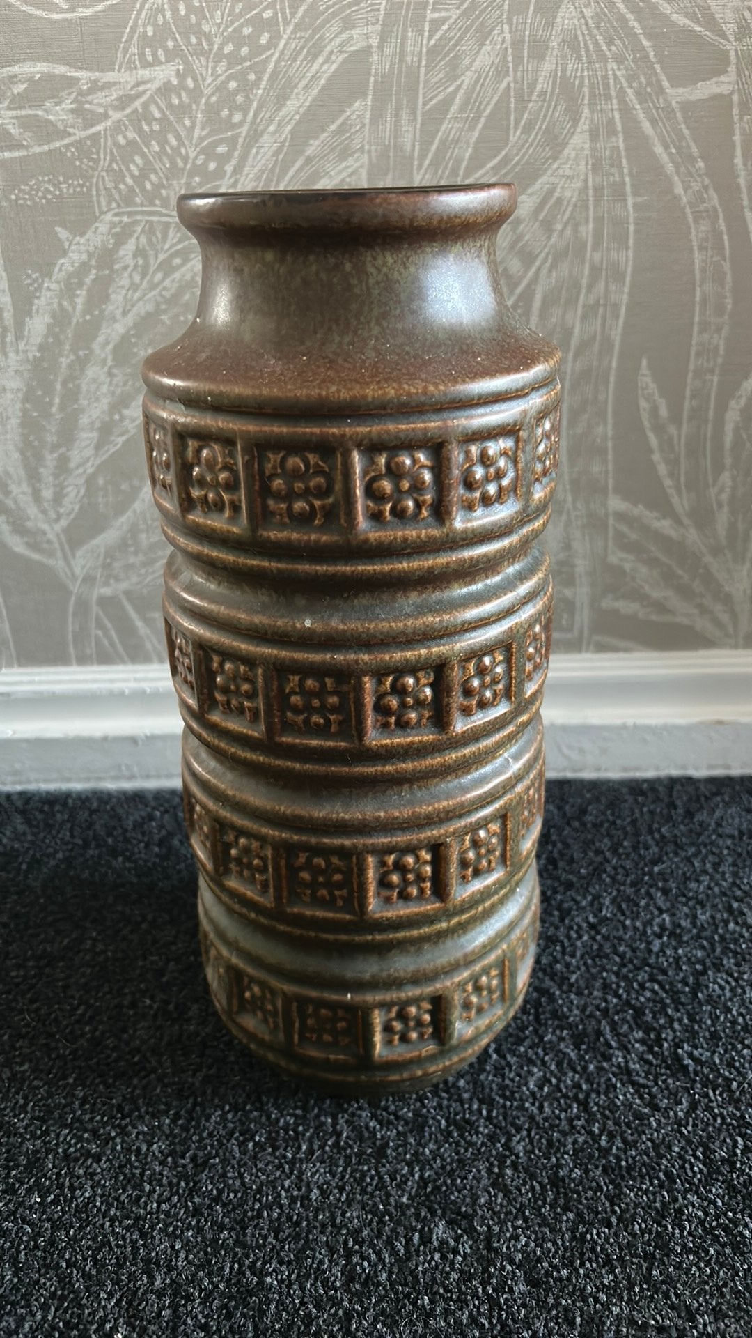 Vintage Bruine Keramische Vaas met Reliëfpatroon, Antiek en Kunst, Ophalen