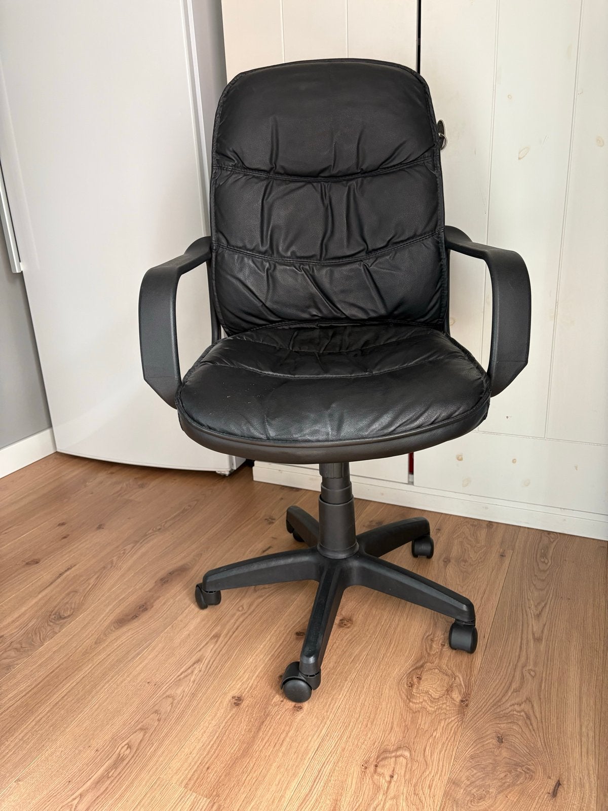 Foto 5 van Zwarte bureaustoel met armleuningen