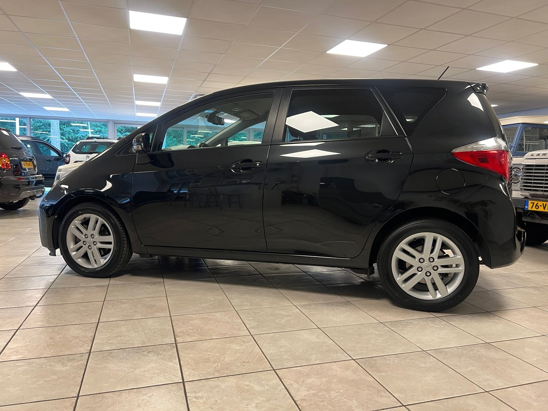 Toyota Verso-S 1.3 VVT-i Dynamic Climate control, Navigatie,, Voorwielaandrijving, Euro 5, Gebruikt, Zwart