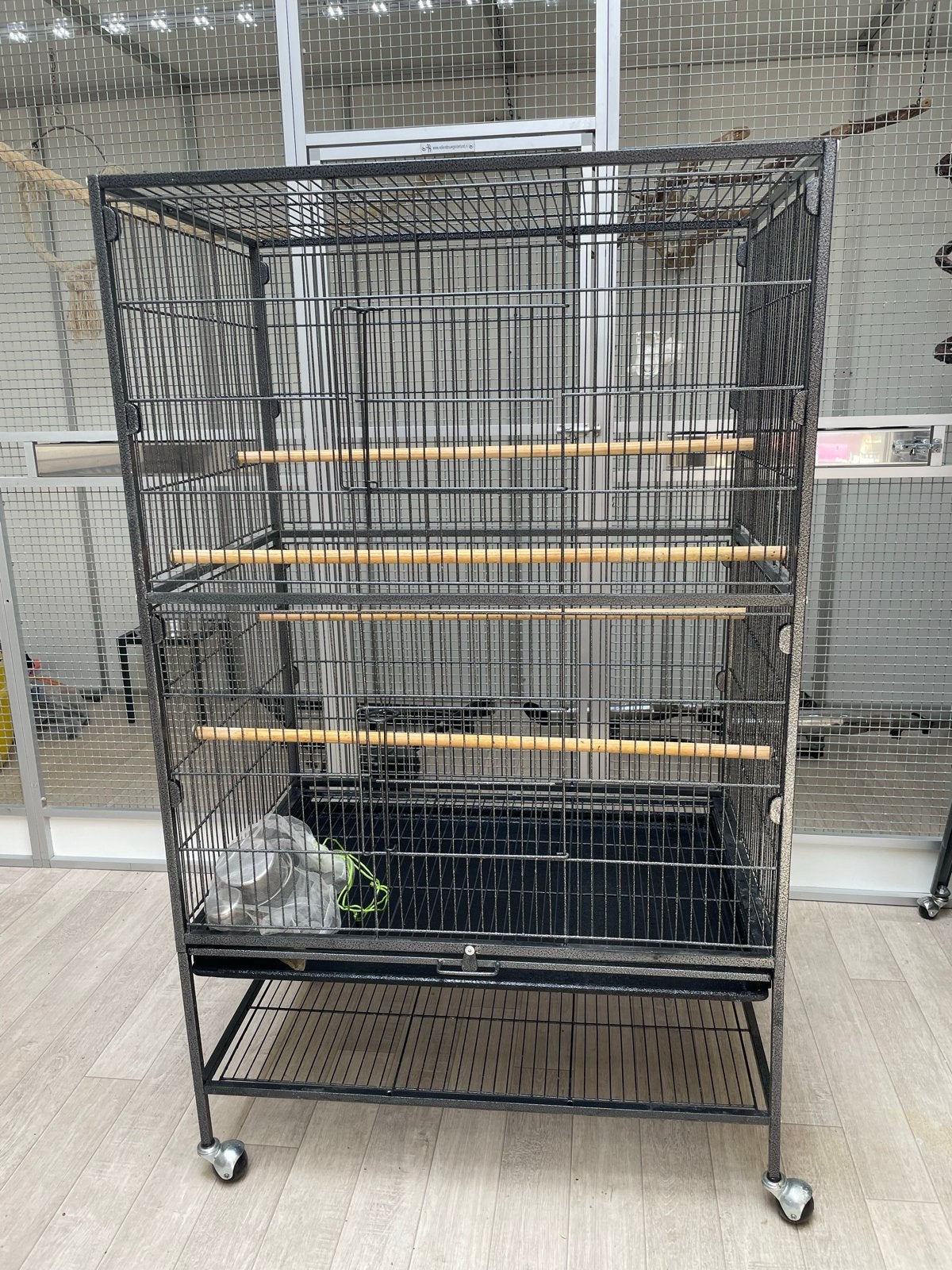 mooie zwarte gecoate vogelkooi op wieltjes met voerbakken, Ophalen of Verzenden, Zo goed als nieuw, Metaal, Vogelkooi