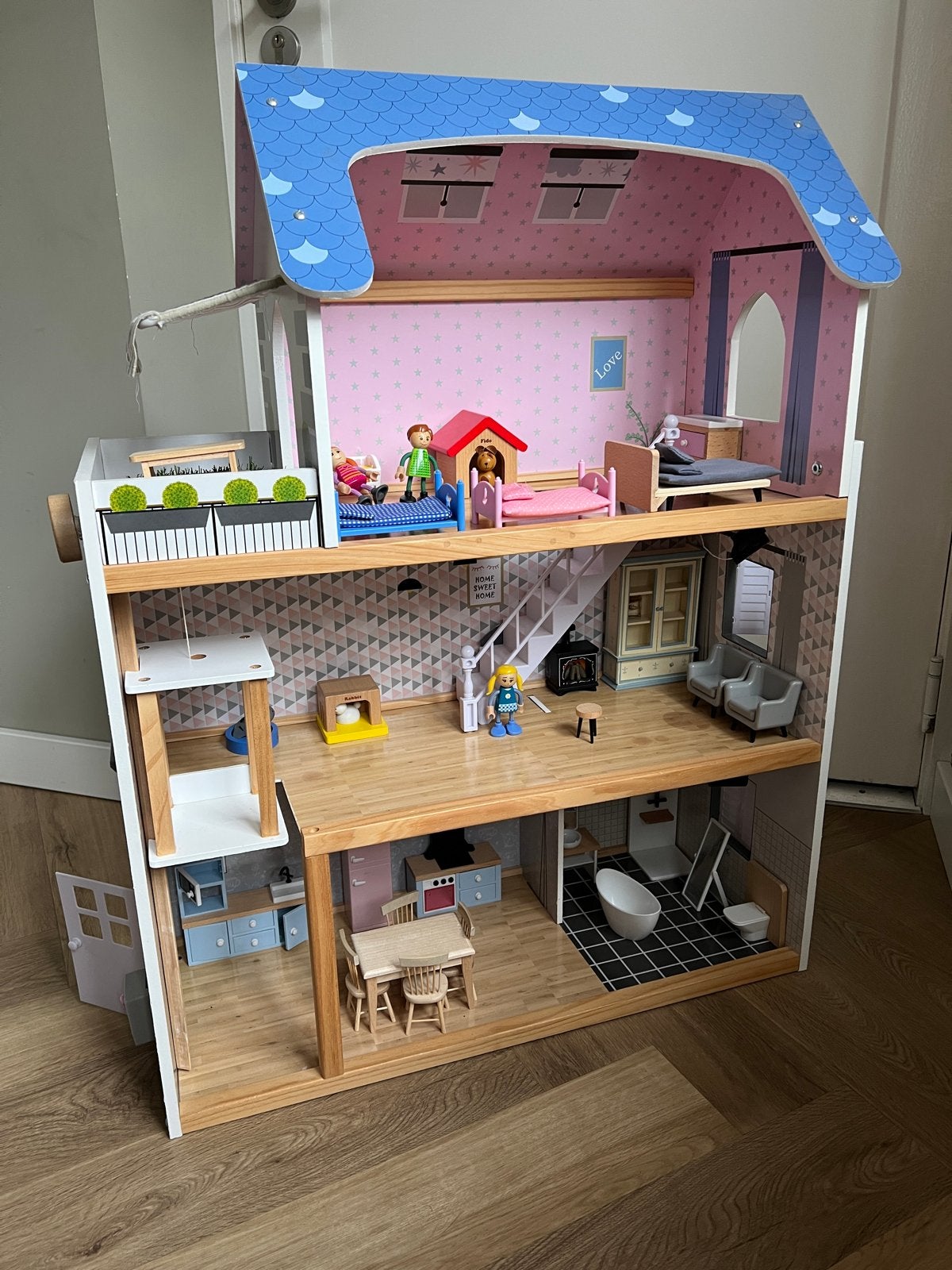 Groot houten poppenhuis met (veel extra’s), Kinderen en Baby's, Speelgoed | Poppenhuizen, Ophalen, Zo goed als nieuw, Poppenhuis