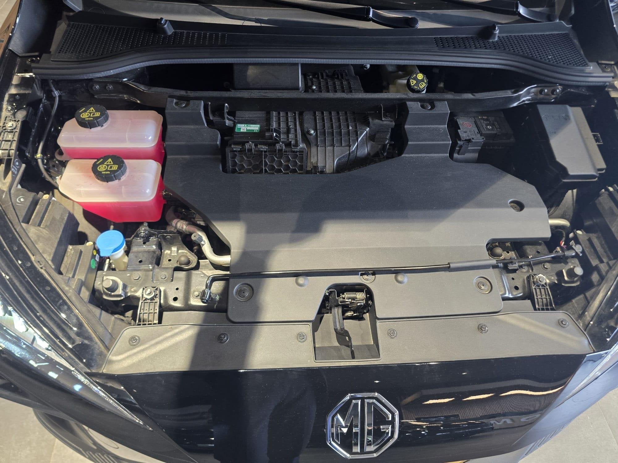MG 4 Luxury Long Range 64 kWh | Licht interieur | Stoel + st, Auto's, Automaat, 12 maanden, Gebruikt, Origineel Nederlands
