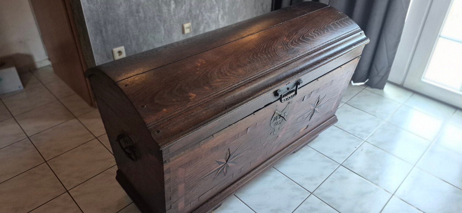 Antieke houten kist met unieke inleg, Ophalen