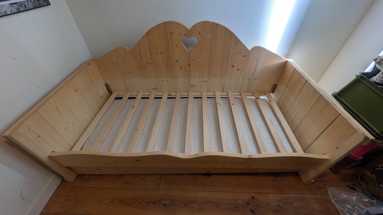 Houten bed met uitschuifbaar matras voor kleine kamers, Gebruikt, Landelijk, speels, Ophalen of Verzenden, Overige maten