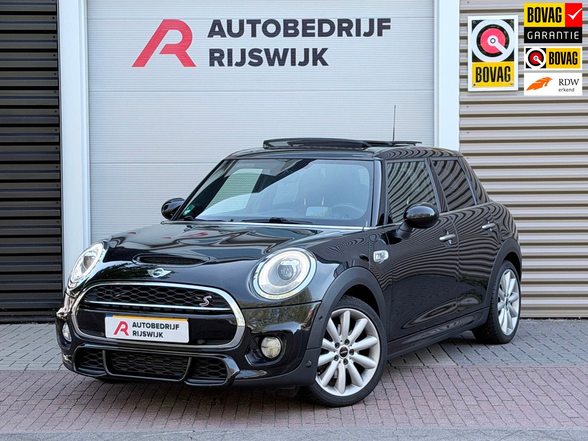Mini 5-Deurs 2.0 Cooper S Chili Serious Business H&K/Pano/Ca, Auto's, Gebruikt, Euro 6, Leder en Stof, Zwart