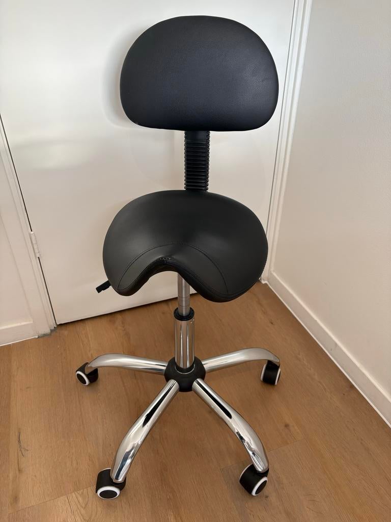 Zwarte ergonomische zadelkruk met rugleuning, Ophalen, Zwart, Zo goed als nieuw, Bureaukruk