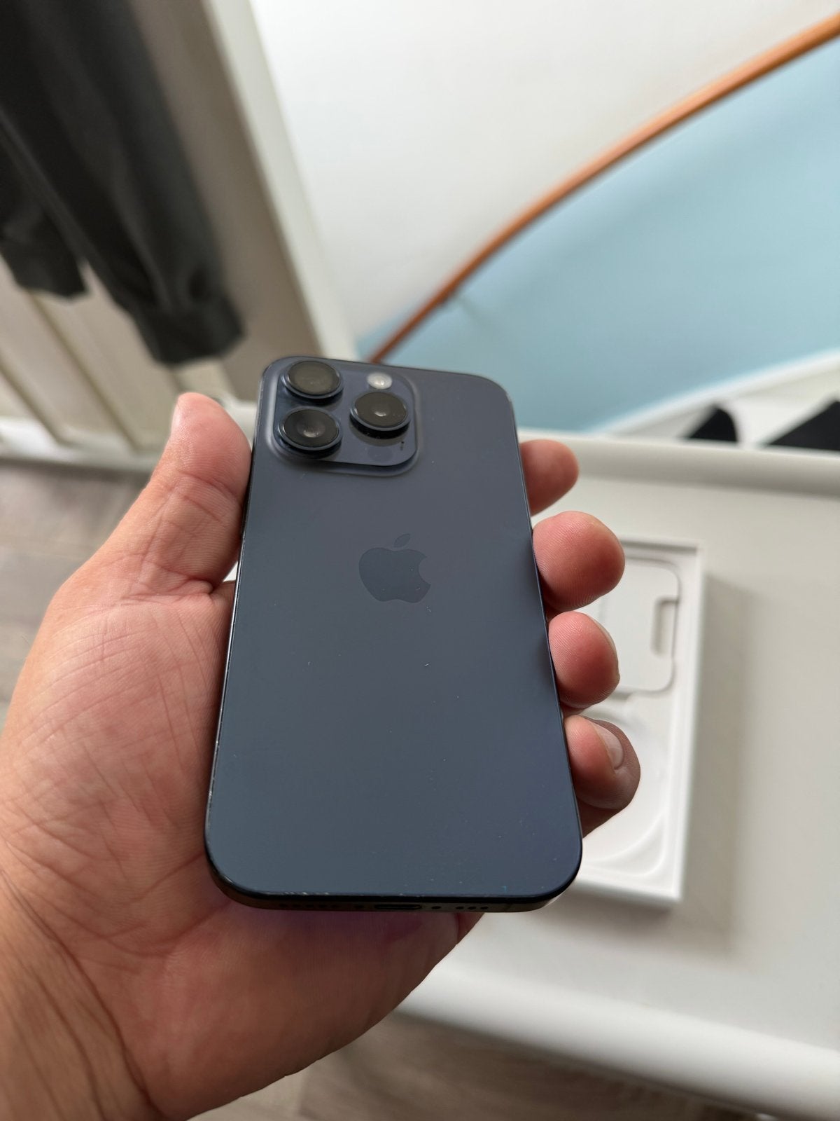 Foto 3 van iPhone 15 Pro - titanium blue