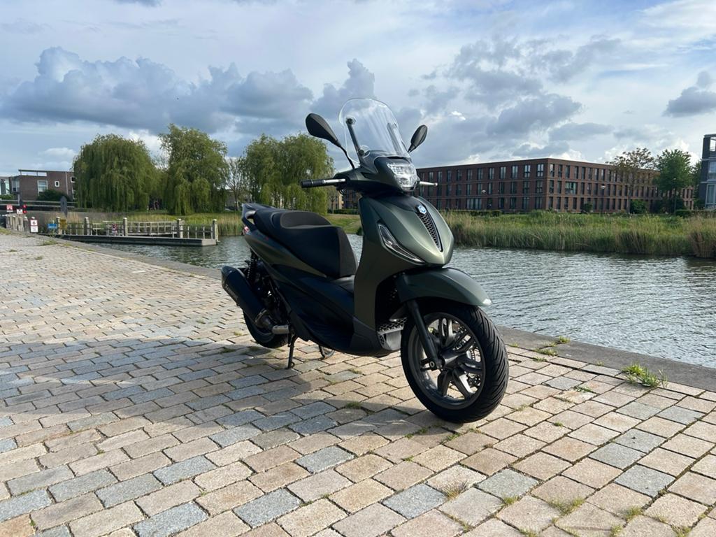 Piaggio Beverley 400 HPE | Akrapovic | 6987km |, Motoren, 400 cc, Scooter, Particulier, Minimaal motorrijbewijs A2