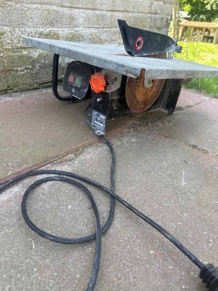 Ferm Tegelzaag TCM1011 - Gebruikt maar functioneel, Gebruikt, Overige typen, 600 tot 1200 watt, Ophalen of Verzenden