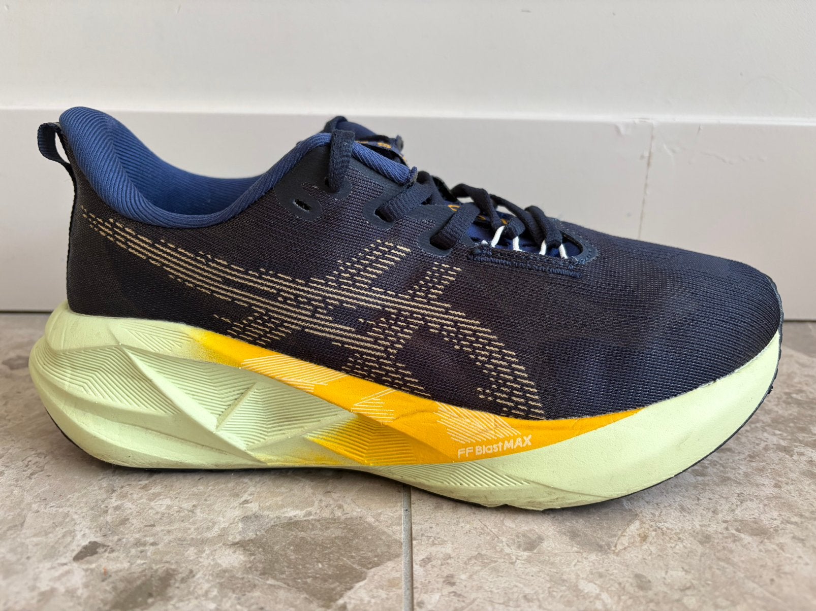 Asics Novablast 5 hardloopschoenen donkebrlauw naat 42,5, Hardloopschoenen, Ophalen of Verzenden, Zo goed als nieuw, Hardlopen
