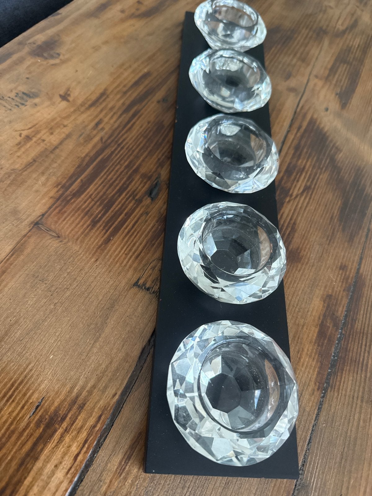Set van 5 glazen waxinelichthouders op zwarte plank, Huis en Inrichting, Woonaccessoires | Kandelaars en Kaarsen, Ophalen, Meerkleurig
