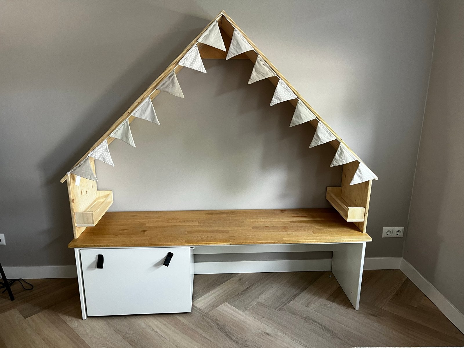 Unieke speeltafel/bureau met huisje en opbergruimte, Ophalen, Gebruikt, Tafel(s)