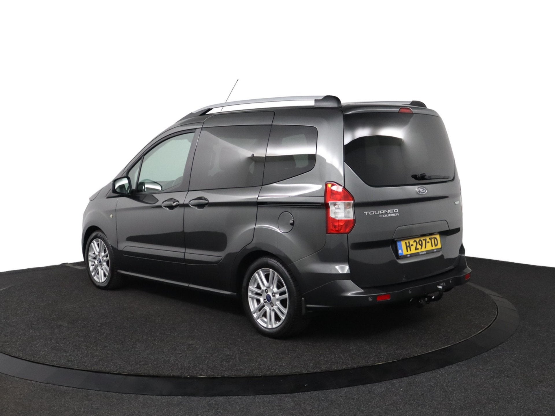 Ford Tourneo Courier 100pk titanium (bj 2017), Auto's, Ford, Voorwielaandrijving, Gebruikt, Euro 6, Bedrijf