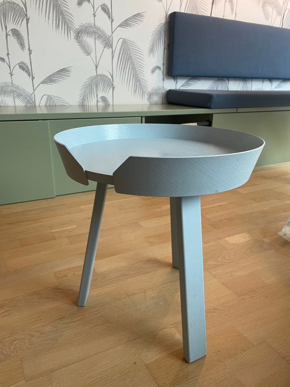 Muuto sidetable lichtblauw, Huis en Inrichting, Ophalen, Gebruikt, Rond, Overige houtsoorten