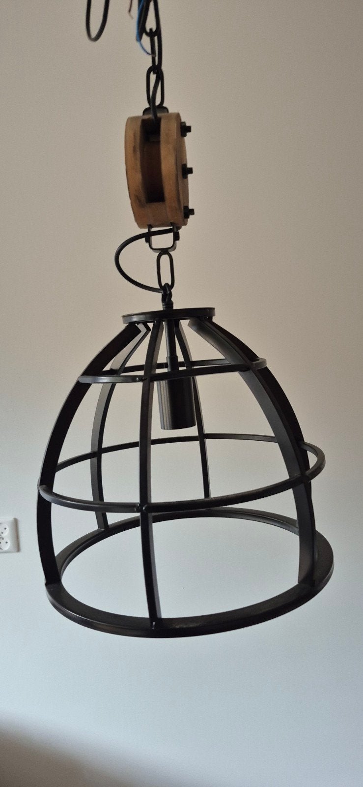 Industriële hanglamp met katrol - Zwart metaal en hout, Huis en Inrichting, Lampen | Hanglampen, Ophalen, E27 (groot), Zo goed als nieuw