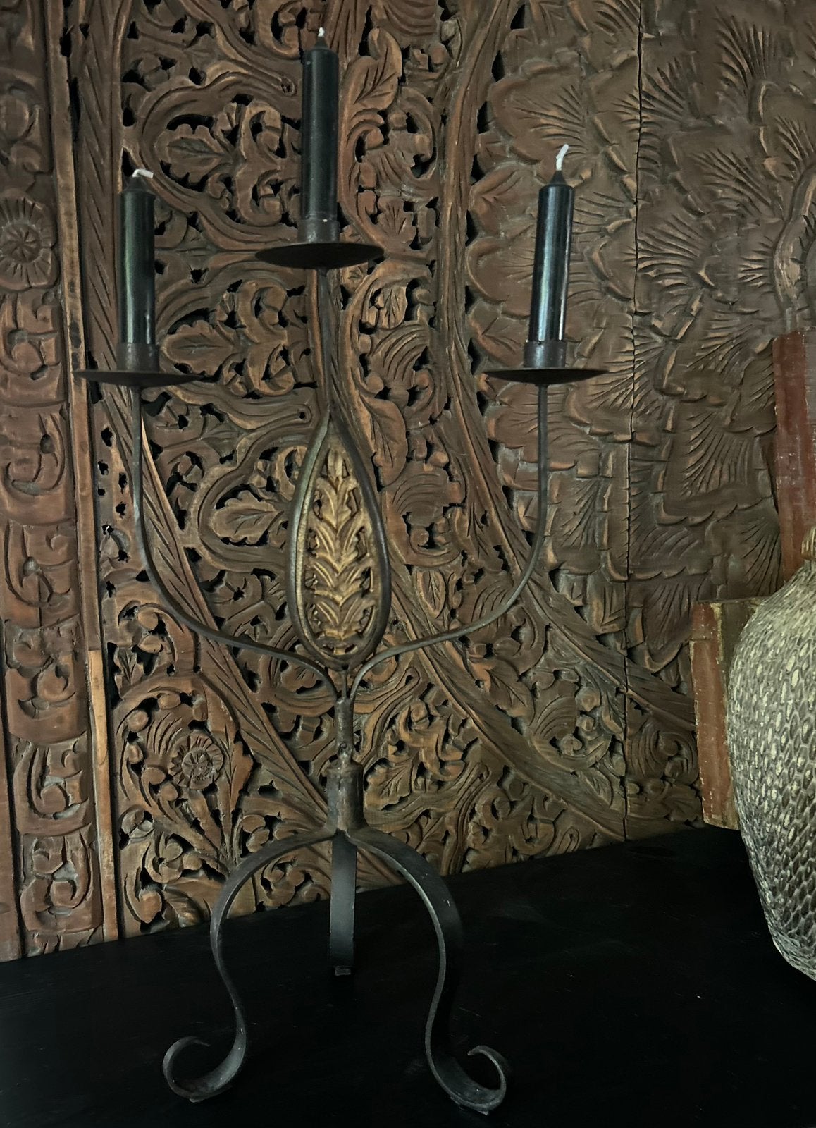 Smeedijzeren kandelaar met houten ornamentje sober landelijk, Ophalen of Verzenden