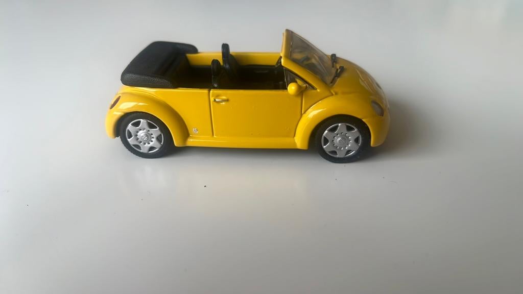 Gele Volkswagen Beetle Cabriolet Speelgoedauto, Hobby en Vrije tijd, Modelauto's | 1:43, Zo goed als nieuw, Auto, Overige merken