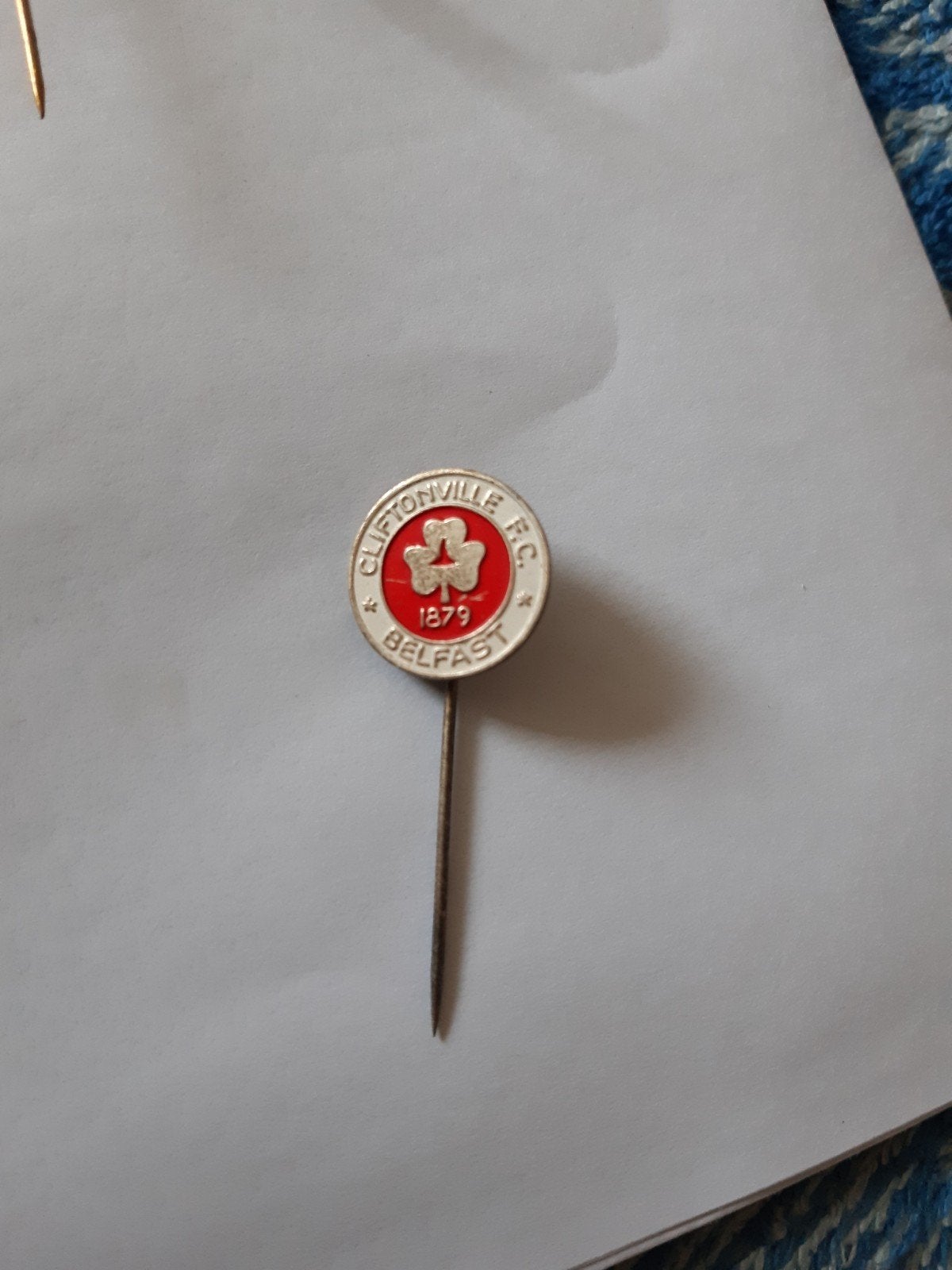 Speldje Cliftonville FC, Ophalen of Verzenden, Zo goed als nieuw, Sport, Speldje of Pin