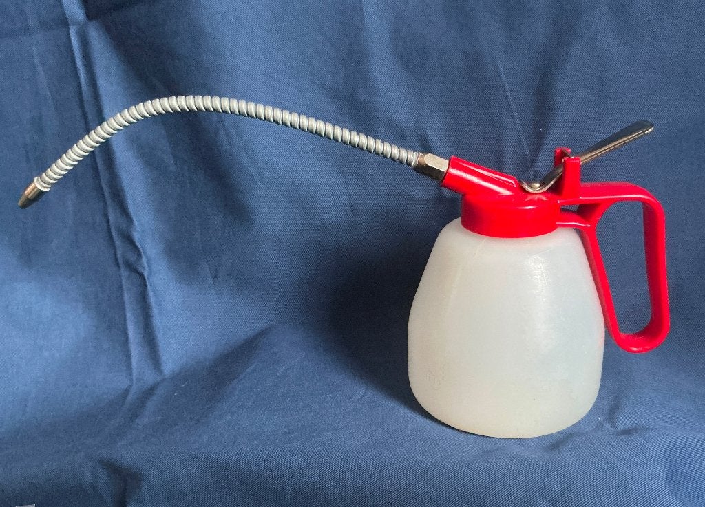 OLIESPUIT INHOUD HALVE LITER  MET FEXIBELE SCHENKTUIT, Ophalen of Verzenden