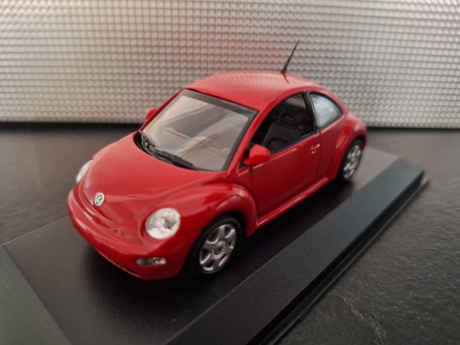 Volkswagen New Beetle 1988 Schaal 1:43, Hobby en Vrije tijd, Modelauto's | 1:43, Overige merken, Nieuw, Ophalen of Verzenden, Maxichamps