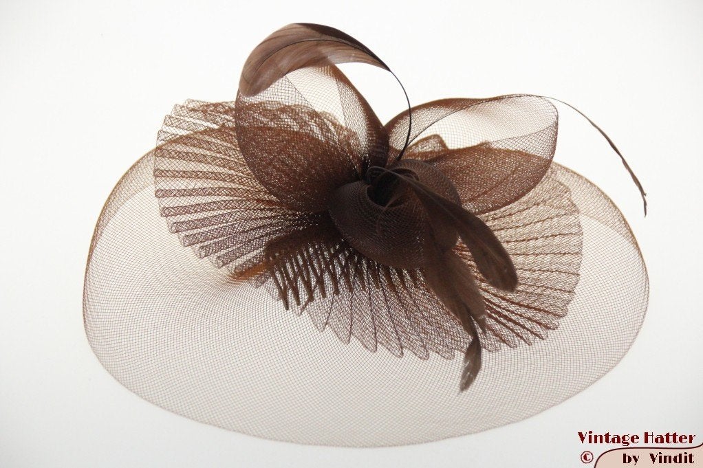 Disc Fascinator wijd bruin met veren nieuw one size fits all, Ophalen of Verzenden, Nieuw, One size fits all, Hoed