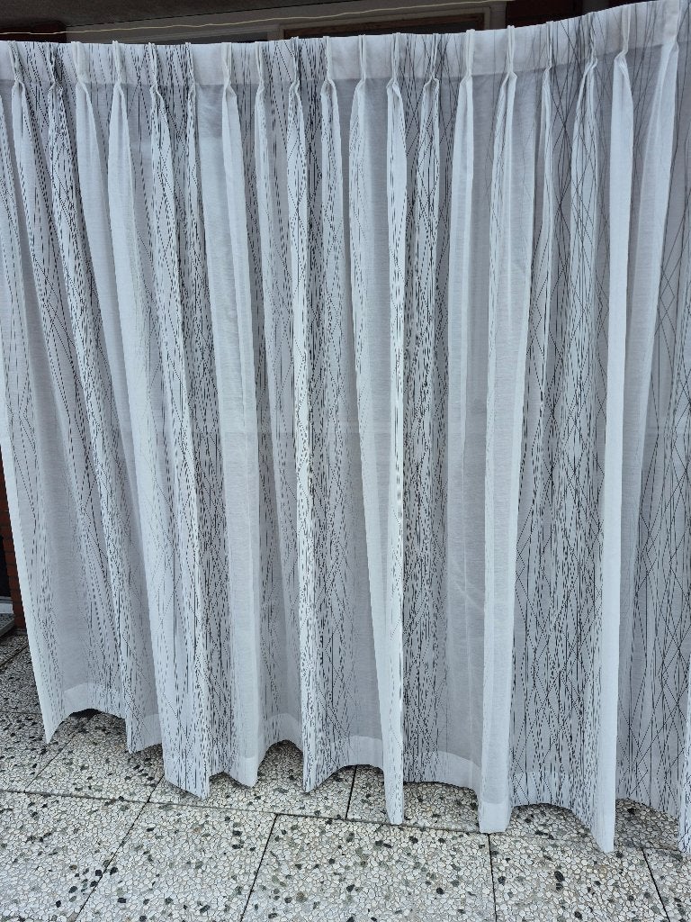 2 Witte vitrages met zwarte lijnen en metalen haken, Ophalen of Verzenden, Zo goed als nieuw, 340 cm, Zwart