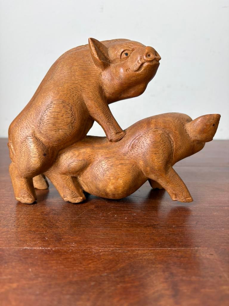 Beeld hout parende varkens, Verzamelen, Ophalen of Verzenden, Gebruikt, Overige soorten, Beeldje of Figuurtje