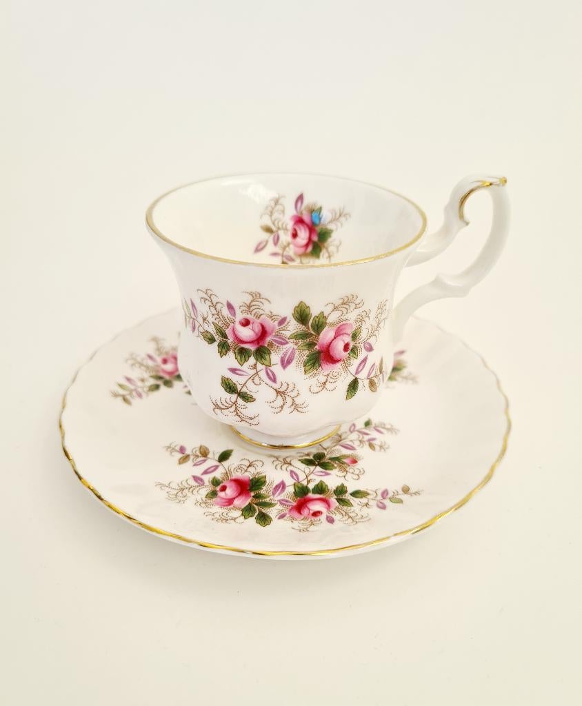 Royal Albert ‘Lavender Rose’ kop en -schotel (2 stuks), Ophalen of Verzenden, Zo goed als nieuw, Porselein, Compleet servies