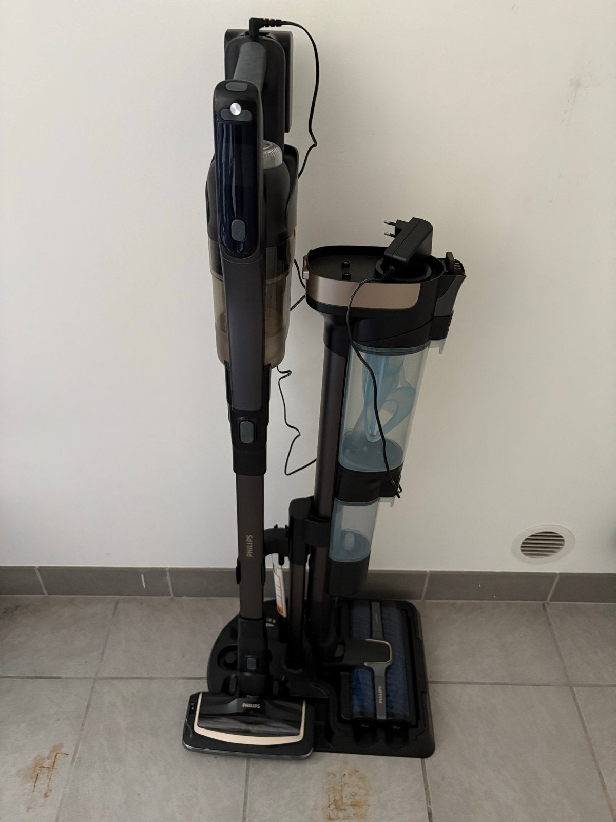 Philips AquaTrio Cordless 3-in-1 stofzuiger en dweil, Ophalen, Philips, Vloerreiniger, Reservoir